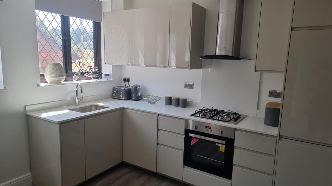 Jasmin Apartments - Luxury 1 & 2 Bedroom Units With Free Parking Bushey Exterior photo